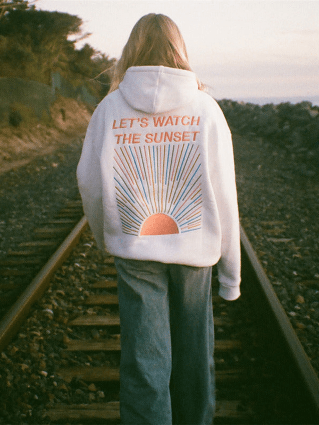 Dakota – Relaxed-Fit Graphic Hoodie
