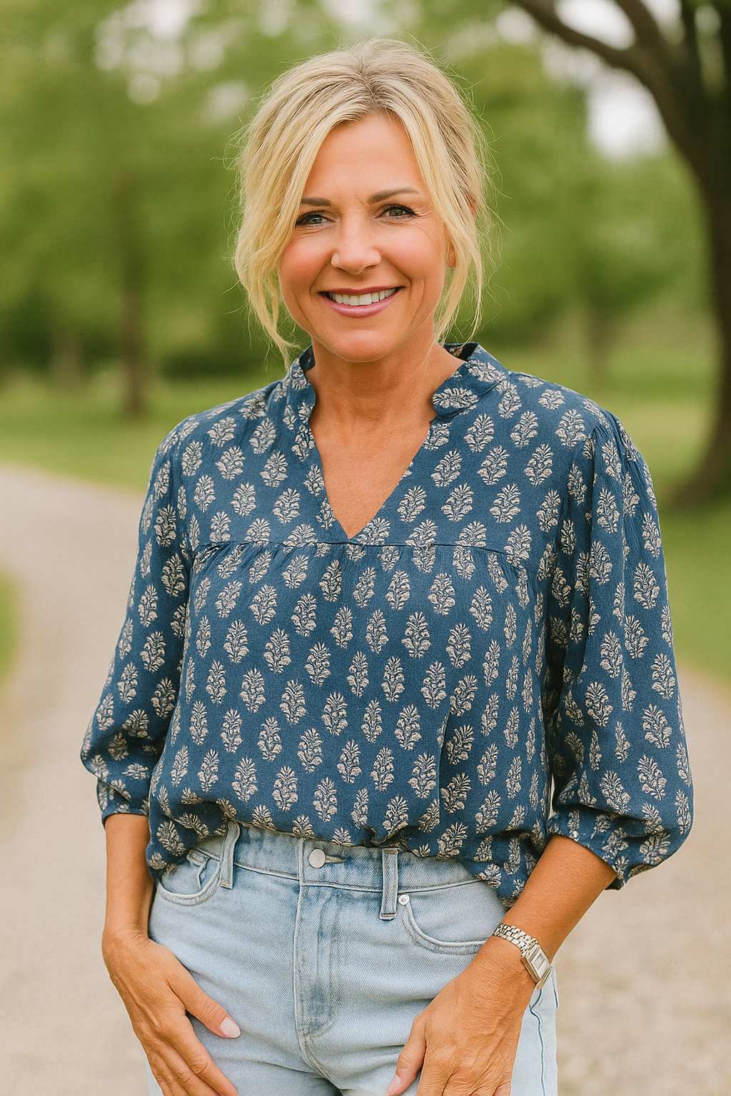 Alira – Patterned V-Neck Blouse with Three-Quarter Sleeves