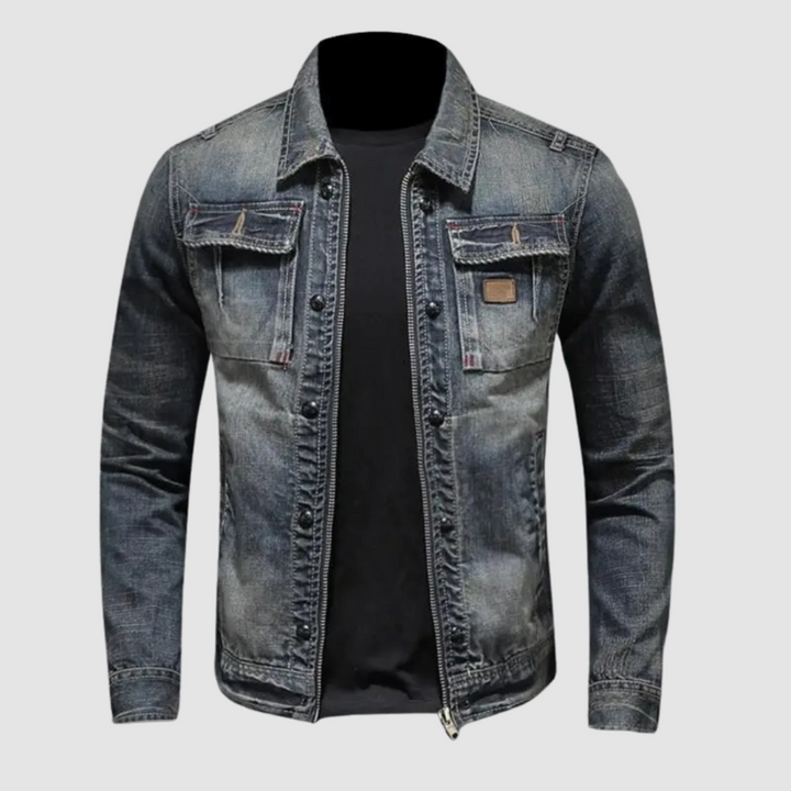 Front view of classic denim jacket with buttoned pockets on plain background.