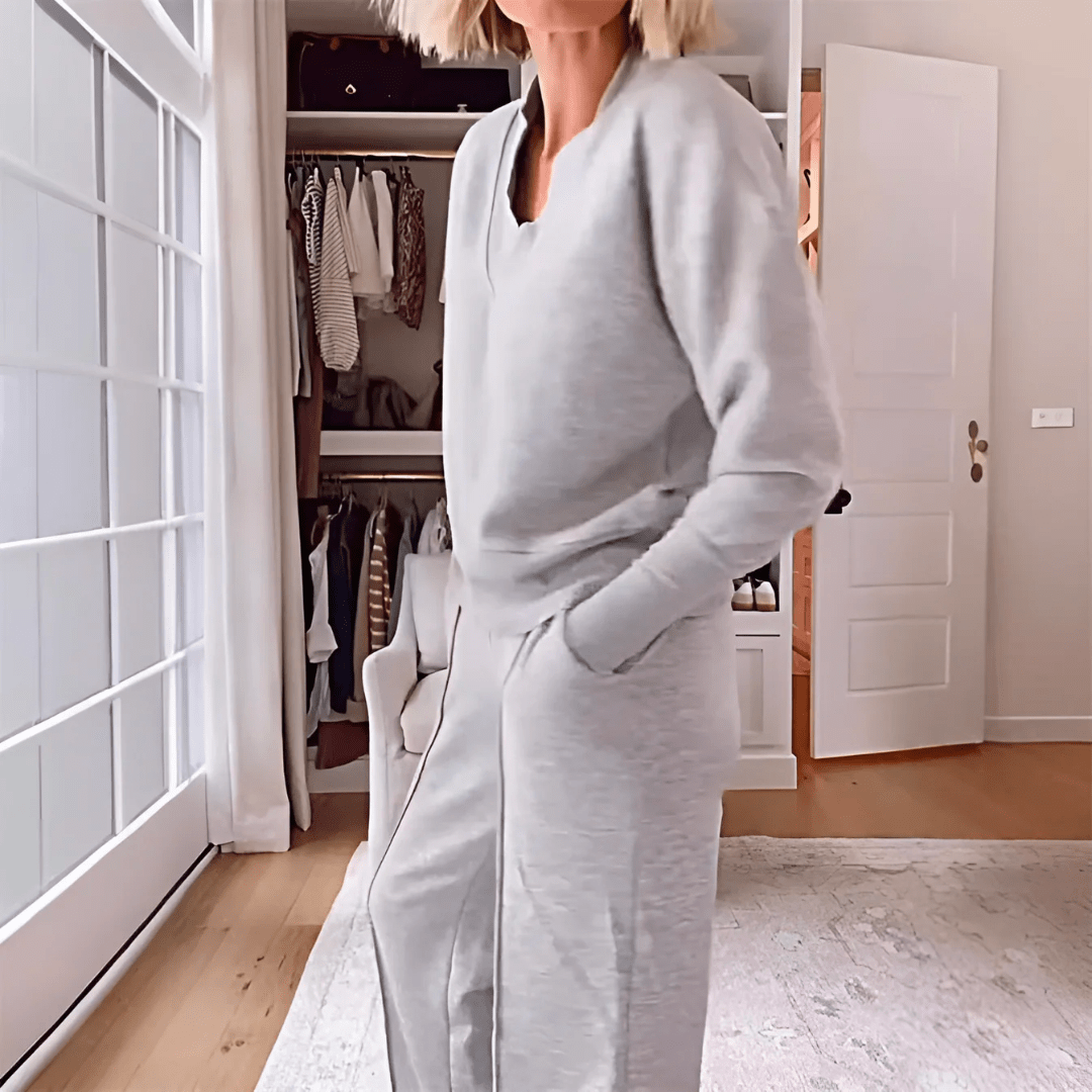 Jillian – Two-Piece Lounge Set with V-Neck Top
