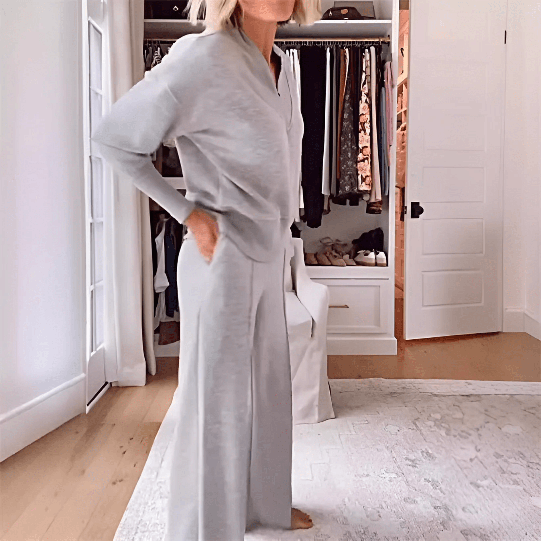 Jillian – Two-Piece Lounge Set with V-Neck Top